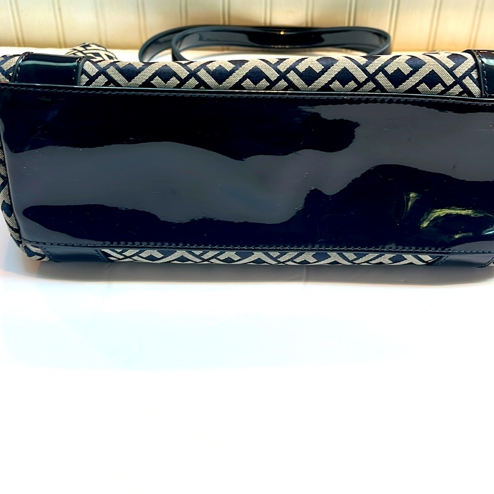 Tommy Hilfiger Signature Marineblau Canvas Tote w/Navy Patent Leather Trim - Picture 5 of 12